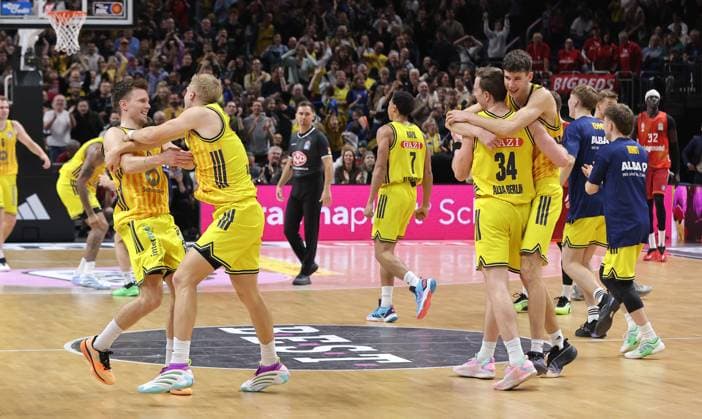 Alba Mannschaft jubelt nach Spielende Freude Emotion Jubel Basketball BBL Bundesliga Herren 5. Spieltag Saison 2025 2026 26.10.2025 ALBA Berlin vs. Bayern München