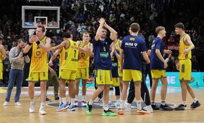 Alba Mannschaft jubelt nach Spielende Freude Emotion Jubel Basketball BBL Bundesliga Herren 5. Spieltag Saison 2025 2026 26.10.2025 ALBA Berlin vs. Bayern München