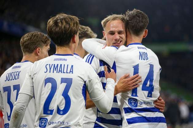 Duisburg, Deutschland, 26.10.25: Florian Krüger (MSV Duisburg) Torjubel, jubelt mit seiner Mannschaft nach dem Treffer zum 1:0 waehrend des Spiels der 3. Liga MSV Duisburg vs Rot-Weiss Essen in der schauinsland-reisen-arena Duisburg schauinsland-reisen-arena North Rhine-Westphalia Germany Copyright: xBrauer-Fotoagenturx xAdrianxSchlx
