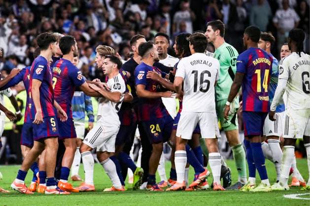 Spanish La Liga EA Sports soccer match Real Madrid vs FC Barcelona, Barca at Santiago Bernabeu Stadium in Madrid, Spain. 26 October 2025 FC Barcelona players anr REal Madrid players ficht at end of the match 900 Cordon Press  900 CordonxPress LOF - Real Madrid vs FC Barcelona