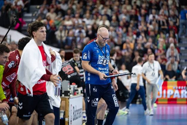 DAIKIN HBL: SG Flensburg-Handewitt vs HC Erlangen; 26.10.25 Ales Pajovic Trainer (Trainer, SG Flensburg-Handewitt) in der Auszeit DAIKIN HBL: SG Flensburg-Handewitt vs HC Erlangen, GP JOULE Arena am 26.10.25 Copyright: xBEAUTIFULxSPORTS MarioxM.xKobergx