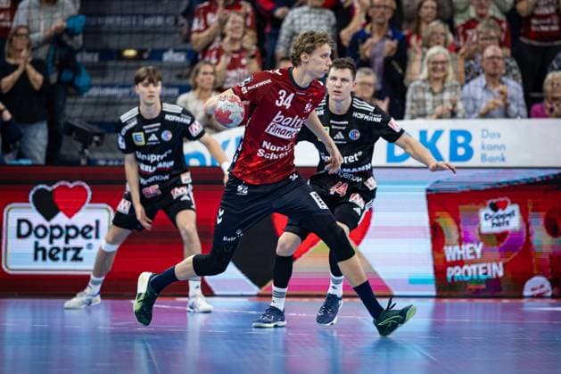 DAIKIN HBL: SG Flensburg-Handewitt vs HC Erlangen; 26.10.25 Thilo Knutzen (Nr.34, SG Flensburg-Handewitt) im Angriff DAIKIN HBL: SG Flensburg-Handewitt vs HC Erlangen, GP JOULE Arena am 26.10.25 Copyright: xBEAUTIFULxSPORTS MarioxM.xKobergx
