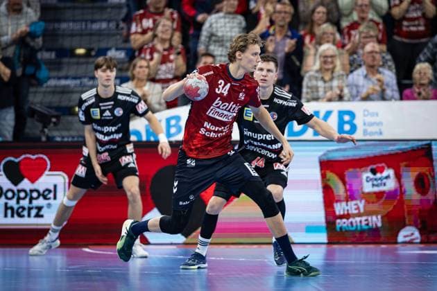 DAIKIN HBL: SG Flensburg-Handewitt vs HC Erlangen; 26.10.25 Thilo Knutzen (Nr.34, SG Flensburg-Handewitt) im Angriff DAIKIN HBL: SG Flensburg-Handewitt vs HC Erlangen, GP JOULE Arena am 26.10.25 Copyright: xBEAUTIFULxSPORTS MarioxM.xKobergx