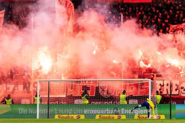3.Liga: MSV Duisburg - Rot-Weiss Essen; 26.10.2025 Fans von Rot-Weiss Essen zünden Pyrotechnik nach dem Tor, 1:1. 3.Liga: MSV Duisburg - Rot-Weiss Essen; Schauinsland-Reisen-Arena, Duisburg; 26.10.2025 DFL regulations prohibit any use of photographs as image sequences and or quasi video. Copyright: xBEAUTIFULxSPORTS Buriakovx