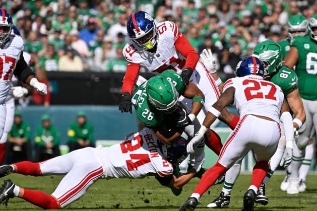 October 26, 2025, Philadelphia, Pennsylvania, USA; New York Giants linebacker Abdul Carter (51) and safety Dane Belton (24) tackle Philadelphia Eagles running back Saquon Barkley (26) during the first half at Lincoln Financial Field. CSM Philadelphia USA - ZUMAc04_ 20251026_faf_c04_002 Copyright: xEricxCanhax