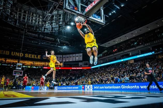 Basketball Berlin 26.10.2025 Saison 2025 2026 easyCredit BBL 1. Bundesliga Männer, Herren Alba Berlin - FC Bayern München Basketball J wan Roberts (Alba Berlin, No.13) Malte Delow (Alba Berlin, No.06) Jubel