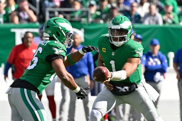 October 26, 2025, Philadelphia, Pennsylvania, USA; Philadelphia Eagles quarterback Jalen Hurts (1) hands the ball off to running back Saquon Barkley (26) during the first half against the New York Giants at Lincoln Financial Field. CSM Philadelphia USA - ZUMAc04_ 20251026_faf_c04_011 Copyright: xEricxCanhax