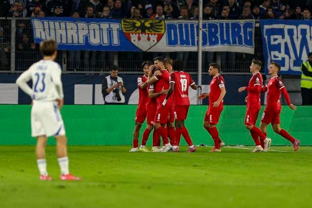 Duisburg, Deutschland, 26.10.25: Ramien Safi (Rot-Weiss Essen) Torjubel, jubelt mit seiner Mannschaft nach dem Treffer zum 1:1 waehrend des Spiels der 3. Liga MSV Duisburg vs Rot-Weiss Essen in der schauinsland-reisen-arena Duisburg schauinsland-reisen-arena North Rhine-Westphalia Germany Copyright: xBrauer-Fotoagenturx xAdrianxSchlx