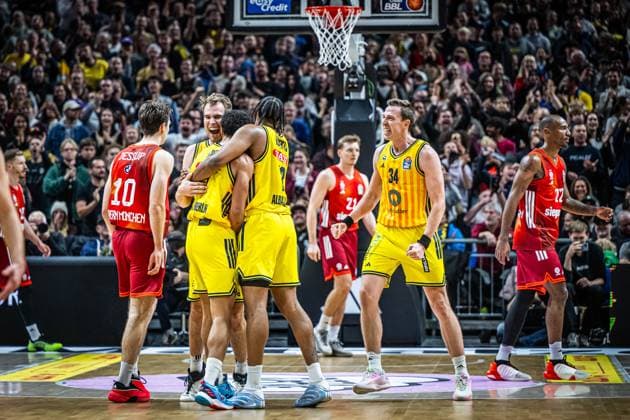 Basketball Berlin 26.10.2025 Saison 2025 2026 easyCredit BBL 1. Bundesliga Männer, Herren Alba Berlin - FC Bayern München Basketball Jubel Alba Jack Kayil (Alba Berlin, No.07) J wan Roberts (Alba Berlin, No.13) Justin Bean (Alba Berlin, No.34) Malte Delow (Alba Berlin, No.06)