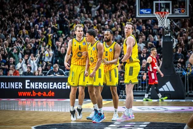 Basketball Berlin 26.10.2025 Saison 2025 2026 easyCredit BBL 1. Bundesliga Männer, Herren Alba Berlin - FC Bayern München Basketball Jubel Alba Jack Kayil (Alba Berlin, No.07) J wan Roberts (Alba Berlin, No.13) Justin Bean (Alba Berlin, No.34) Malte Delow (Alba Berlin, No.06)