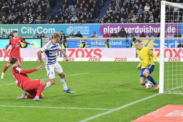 Florian Krüger Krueger (Duisburg 26) erzielt das Tor zum 1:0 26.10.2025 Fussball MSV Duisburg vs Rot-Weiss Essen, Schauinsland-Reisen-Arena, Duisburg, DFB DFL REGULATIONS PROHIBIT ANY USE OF PHOTOGRAPHS AS IMAGE SEQUENCES AND OR QUASI-VIDEO