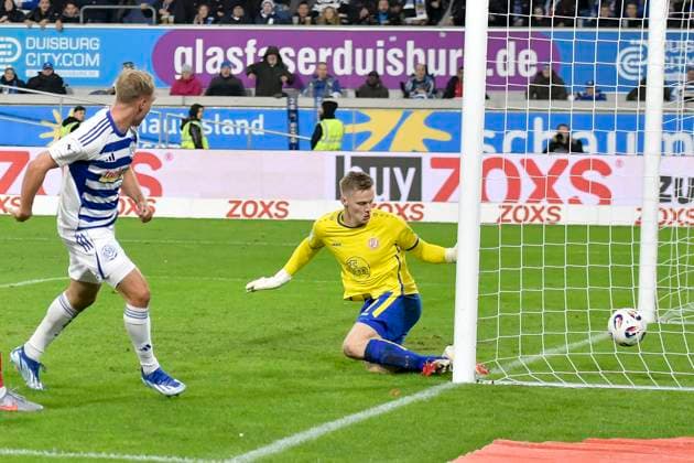 Florian Krüger Krueger (Duisburg 26) erzielt das Tor zum 1:0 26.10.2025 Fussball MSV Duisburg vs Rot-Weiss Essen, Schauinsland-Reisen-Arena, Duisburg, DFB DFL REGULATIONS PROHIBIT ANY USE OF PHOTOGRAPHS AS IMAGE SEQUENCES AND OR QUASI-VIDEO