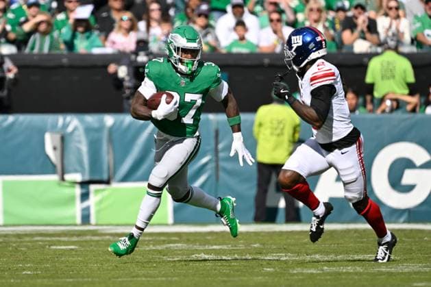 October 26, 2025, Philadelphia, Pennsylvania, USA; Philadelphia Eagles running back Tank Bigsby (37) runs the ball against New York Giants cornerback Deonte Banks (2) during the first half at Lincoln Financial Field. CSM Philadelphia USA - ZUMAc04_ 20251026_faf_c04_007 Copyright: xEricxCanhax