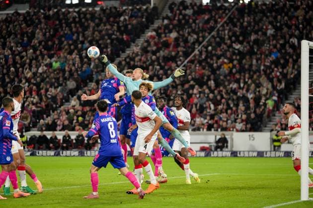 Fußball, 1. Bundesliga, 20251026, VfB Stuttgart - 1. FSV Mainz 05. Im Bild v.l. Andreas HANCHE-OLSEN (Mainz, 25), Torwart Robin ZENTNER (Mainz, 27) faustet Ball weg. Stuttgart MHP Arena Baden Württemberg Deutschland Copyright: Passion2Press MarkusxFischerx