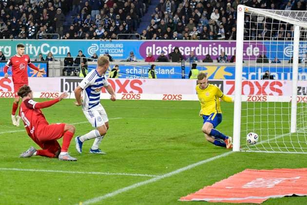 Florian Krüger Krueger (Duisburg 26) erzielt das Tor zum 1:0 26.10.2025 Fussball MSV Duisburg vs Rot-Weiss Essen, Schauinsland-Reisen-Arena, Duisburg, DFB DFL REGULATIONS PROHIBIT ANY USE OF PHOTOGRAPHS AS IMAGE SEQUENCES AND OR QUASI-VIDEO