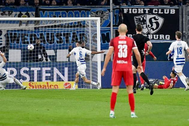 Ramien Safi (Essen 7) erzielt das Tor zum 1:1 26.10.2025 Fussball MSV Duisburg vs Rot-Weiss Essen, Schauinsland-Reisen-Arena, Duisburg, DFB DFL REGULATIONS PROHIBIT ANY USE OF PHOTOGRAPHS AS IMAGE SEQUENCES AND OR QUASI-VIDEO