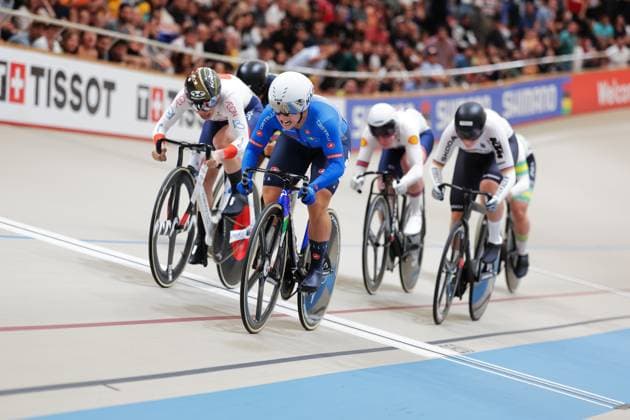 2025 Tissot UCI Track World Championships Picture by Alex Whitehead SWpix.com - 26 10 2025 - Cycling - 2025 Tissot UCI Track World Championships - Velodromo PenalolÃ n, Santiago, Chile - Women s Keirin - Finals - Final 1-6 - Miriam Vece (Italy), Mina Sato (Japan) Copyright: x xSWpix.comx(t axPhotographyxHubxLtd)xAlexxWhitehead SWpix.comx SWP-3030-11957