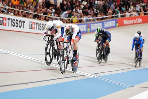 2025 Tissot UCI Track World Championships Picture by Alex Whitehead SWpix.com - 26 10 2025 - Cycling - 2025 Tissot UCI Track World Championships - Velodromo PenalolÃ n, Santiago, Chile - Women s Keirin - Finals - Final 1-6 - Mina Sato (Japan) wins the Women s Keirin World Championship, WM, Weltmeisterschaft Emma Finucane (Great Britain) Copyright: x xSWpix.comx(t axPhotographyxHubxLtd)xAlexxWhitehead SWpix.comx SWP-3030-11958
