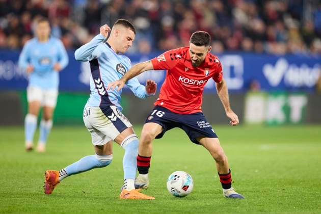October 26, 2025, Pamplona, Navarra, SPAIN: Ferran Jutgla of RC Celta de Vigo competes for the ball with Moi Gomez of CA Osasuna during the LaLiga EA Sports match between CA Osasuna and RC Celta de Vigo at El Sadar on October 26, 2025, in Pamplona, Spain. Pamplona SPAIN - ZUMAa181 20251026_zaa_a181_246 Copyright: xRicardoxLarreinax