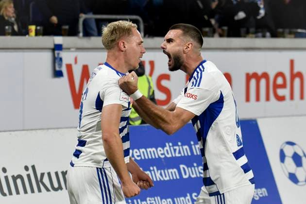 Sport Bilder des Tages Florian Krüger Krueger (Duisburg 26) jubelt nach dem Tor zum 1:0 mit der Mannschaft 26.10.2025 Fussball MSV Duisburg vs Rot-Weiss Essen, Schauinsland-Reisen-Arena, Duisburg, DFB DFL REGULATIONS PROHIBIT ANY USE OF PHOTOGRAPHS AS IMAGE SEQUENCES AND OR QUASI-VIDEO