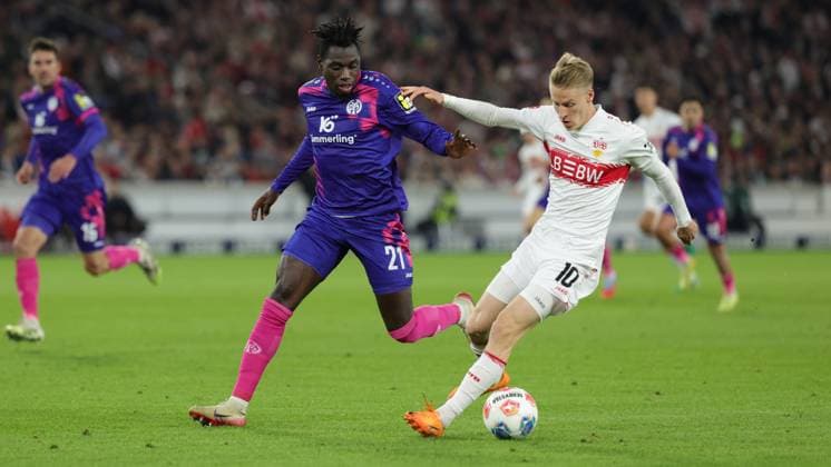Stuttgart, Bundesliga Fußball VfB Stuttgart vs. 1. FSV Mainz 05, v.l. Danny da Costa (Mainz) Chris Führich (VfB) Gemäß den Vorgaben der DFL Deutschen Fußball Liga ist es untersagt, in dem Stadion und oder vom Spiel angefertigte Fotoaufnahmen in Form von Sequenzbildern und oder videoähnlichen Fotostrecken zu verwerten bzw. verwerten zu lassen.