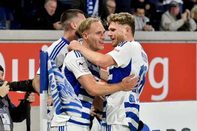 Florian Krüger Krueger (Duisburg 26) jubelt nach dem Tor zum 1:0 mit der Mannschaft 26.10.2025 Fussball MSV Duisburg vs Rot-Weiss Essen, Schauinsland-Reisen-Arena, Duisburg, DFB DFL REGULATIONS PROHIBIT ANY USE OF PHOTOGRAPHS AS IMAGE SEQUENCES AND OR QUASI-VIDEO