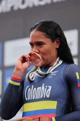 2025 Tissot UCI Track World Championships Picture by Alex Whitehead SWpix.com - 26 10 2025 - Cycling - 2025 Tissot UCI Track World Championships - Velodromo PenalolÃ n, Santiago, Chile - Women s Keirin Podium - Stefany Lorena Cuadrado Florez (Colombia) receiving the Bronze Medal Copyright: x xSWpix.comx(t axPhotographyxHubxLtd)xAlexxWhitehead SWpix.comx SWP-3030-11966