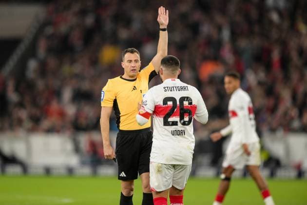 Fußball, 1. Bundesliga, 20251026, VfB Stuttgart - 1. FSV Mainz 05. Im Bild v.l. Schiedsrichter Felix ZWAYER, Deniz UNDAV (Stuttgart, 26). Stuttgart MHP Arena Baden Württemberg Deutschland Copyright: Passion2Press MarkusxFischerx