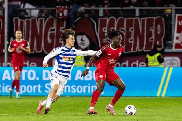 3.Liga: MSV Duisburg - Rot-Weiss Essen; 26.10.2025 Simon Symalla (MSV Duisburg, 23), franci Bouebari (Rot-Weiss Essen, 19) 3.Liga: MSV Duisburg - Rot-Weiss Essen; Schauinsland-Reisen-Arena, Duisburg; 26.10.2025 DFL regulations prohibit any use of photographs as image sequences and or quasi video. Copyright: xBEAUTIFULxSPORTS Buriakovx
