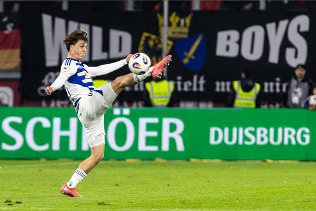 3.Liga: MSV Duisburg - Rot-Weiss Essen; 26.10.2025 Simon Symalla (MSV Duisburg, 23) 3.Liga: MSV Duisburg - Rot-Weiss Essen; Schauinsland-Reisen-Arena, Duisburg; 26.10.2025 DFL regulations prohibit any use of photographs as image sequences and or quasi video. Copyright: xBEAUTIFULxSPORTS Buriakovx