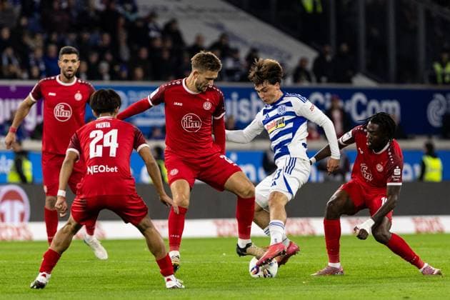 3.Liga: MSV Duisburg - Rot-Weiss Essen; 26.10.2025 Simon Symalla (MSV Duisburg, 23), Kaito Mizuta (Rot-Weiss Essen, 24), Torben Müsel (Rot-Weiss Essen, 26), franci Bouebari (Rot-Weiss Essen, 19) 3.Liga: MSV Duisburg - Rot-Weiss Essen; Schauinsland-Reisen-Arena, Duisburg; 26.10.2025 DFL regulations prohibit any use of photographs as image sequences and or quasi video. Copyright: xBEAUTIFULxSPORTS Buriakovx