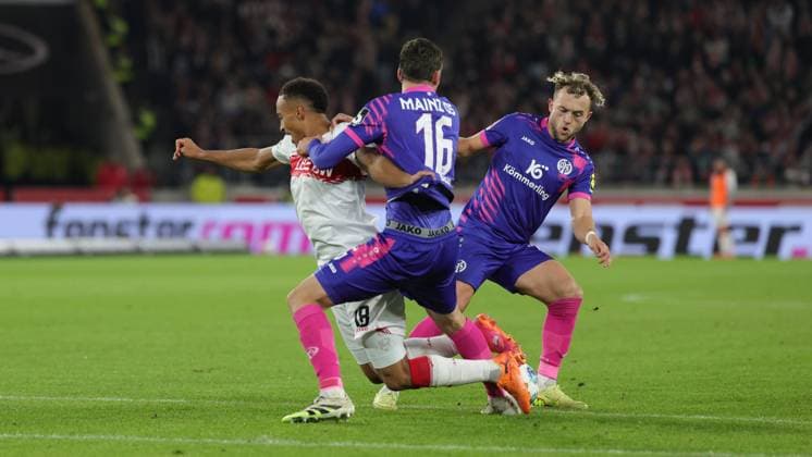 Stuttgart, Bundesliga Fußball VfB Stuttgart vs. 1. FSV Mainz 05, v.l. Jamie Leweling (VfB) Stefan Bell (Mainz) Benedict Hollerbach (Mainz) Gemäß den Vorgaben der DFL Deutschen Fußball Liga ist es untersagt, in dem Stadion und oder vom Spiel angefertigte Fotoaufnahmen in Form von Sequenzbildern und oder videoähnlichen Fotostrecken zu verwerten bzw. verwerten zu lassen.