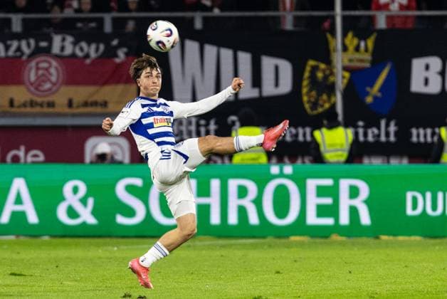3.Liga: MSV Duisburg - Rot-Weiss Essen; 26.10.2025 Simon Symalla (MSV Duisburg, 23) 3.Liga: MSV Duisburg - Rot-Weiss Essen; Schauinsland-Reisen-Arena, Duisburg; 26.10.2025 DFL regulations prohibit any use of photographs as image sequences and or quasi video. Copyright: xBEAUTIFULxSPORTS Buriakovx