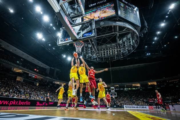 Basketball Berlin 26.10.2025 Saison 2025 2026 easyCredit BBL 1. Bundesliga Männer, Herren Alba Berlin - FC Bayern München Basketball Justin Bean (Alba Berlin, No.34) Jack Kayil (Alba Berlin, No.07) Isiaha Mike (München, No.22)