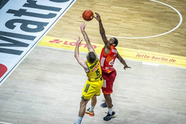 Basketball Berlin 26.10.2025 Saison 2025 2026 easyCredit BBL 1. Bundesliga Männer, Herren Alba Berlin - FC Bayern München Basketball Martin Hermannsson (Alba Berlin, No.15) Kamar Baldwin (München, No.44)