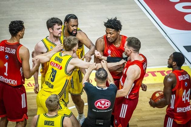 Basketball Berlin 26.10.2025 Saison 2025 2026 easyCredit BBL 1. Bundesliga Männer, Herren Alba Berlin - FC Bayern München Basketball Jonas Mattisseck (Alba Berlin, No.09) Andreas Obst (München, No.13) Streit