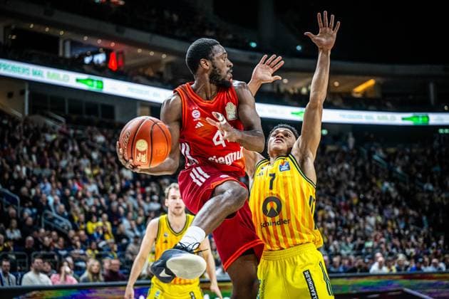 Basketball Berlin 26.10.2025 Saison 2025 2026 easyCredit BBL 1. Bundesliga Männer, Herren Alba Berlin - FC Bayern München Basketball Kamar Baldwin (München, No.44) Jack Kayil (Alba Berlin, No.07)