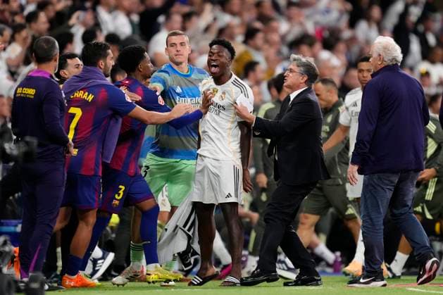 Real Madrid CF v FC Barcelona, Barca - LaLiga EA Sports Vinicius Junior left winger of Real Madrid and Brazil and Ferran Torres left winger of Barcelona and Spain discuss during the La Liga EA Sports match between Real Madrid CF and FC Barcelona at Estadio Santiago Bernabeu on October 26, 2025 in Madrid, Spain. Madrid Spain  Copyright: xJosexBretonx originalFilename:bretonhernandez-realmadr251026_npsUD.jpg