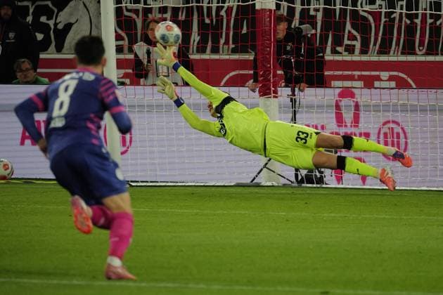 26.10.25 VfB Stuttgart - 1. FSV Mainz 05 Deutschland, Stuttgart, 26.10.2025, Fussball, Bundesliga, Saison 2025 2026, VfB Stuttgart - 1. FSV Mainz 05: Alex Nübel st6recht sich beim Elfmeter vergeblich. 0:1 für Mainz.