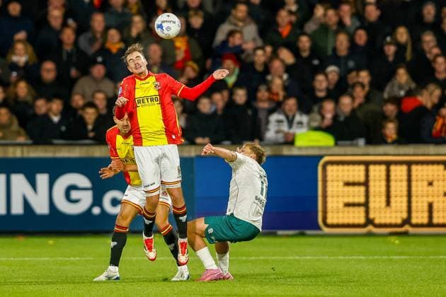 DEVENTER , 26-10-2025 , Stadium De Adelaarshorst , season 2025 2026 , Dutch Eredivisie football . match between Go Ahead Eagles and Excelsior Rotterdam, Picture shows GA Eagles player Calvin Twigt vs Excelsior player Gyan de Regt Go Ahead Eagles - Excelsior  x31706305x Copyright: