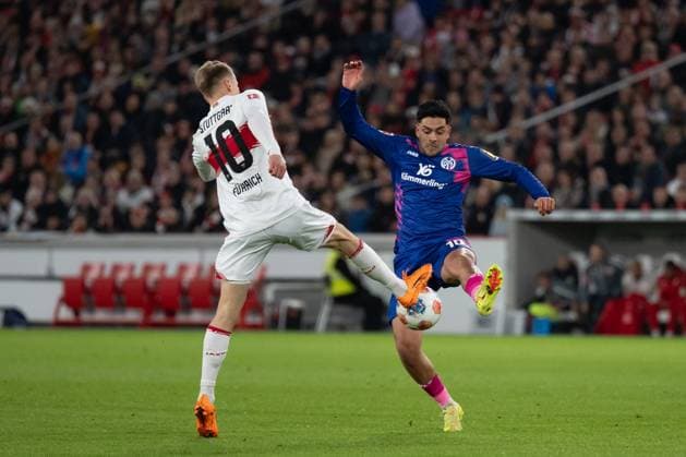 v. li. im Zweikampf Chris Fuehrich (VfB Stuttgart, 10), Nadiem Amiri (1. FSV Mainz 05, 10) GER, VfB Stuttgart vs. 1. FSV Mainz 05, Fussball, Herren, 1. Bundesliga, 8. Spieltag, Spielzeit 2025 2026, 26.10.2025, DFL DFB REGULATIONS PROHIBIT ANY USE OF PHOTOGRAPHS AS IMAGE SEQUENCES AND OR QUASI-VIDEO, GER, VfB Stuttgart vs. 1. FSV Mainz 05, Fussball, Herren, 1. Bundesliga, 8. Spieltag, Spielzeit 2025 2026, 26.10.2025 Stuttgart Copyright: xEibner-Pressefoto WolfgangxFrankx EP_WFK