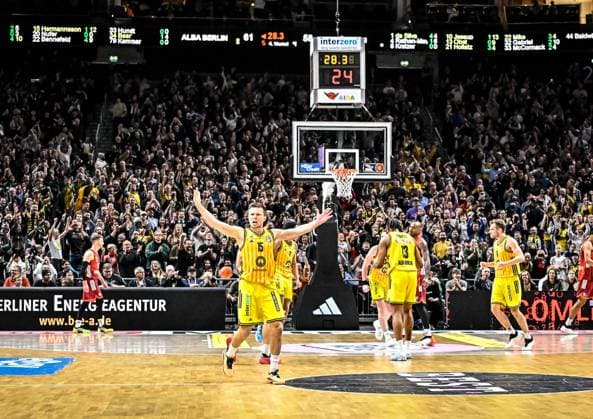 26.10.2025, xlakx, Basketball BBL Bundesliga, Alba Berlin - FC Bayern München Basketball v.l. Martin Hermannsson (Alba Berlin) Jubel ueber den Sieg, Jubel nach Spielende Berlin