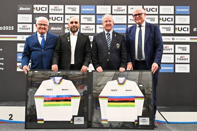 2025 Tissot UCI Track World Championships Picture by Simon Wilkinson SWpix.com - 26 10 2025 - Cycling - 2025 Tissot UCI Track World Championships - Velodromo PenalolÃ n, Santiago, Chile - Women s Keirin Podium - UCI Delegates Copyright: x xSWpix.comx(t axPhotographyxHubxLtd)xSimonxWilkinson SWpix.comx SWP-3030-11974