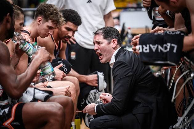 Ty Harrelson (ratiopharm Ulm, Head-Coach) - Auszeit, sichtlich unzufrieden, klare Ansage, Worte an das Team, Schrei GER, MHP Riesen Ludwigsburg vs. ratiopharm Ulm, easycredit BBL, Basketball, Bundesliga, 5. Spieltag, Spielzeit 2025 2026, 26.10.2025 GER, MHP Riesen Ludwigsburg vs. ratiopharm Ulm, easycredit BBL, Basketball, Bundesliga, 5. Spieltag, Spielzeit 2025 2026, 26.10.2025 Ludwigsburg Copyright: xSandyxDinkelackerx EP_SDR