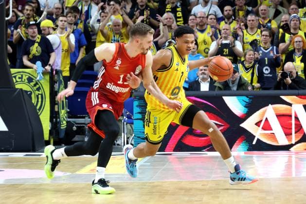DEU, easyCredit BBL, ALBA vs. Bayern Muenchen, 26.10.2025, Uber-Arena, Berlin, DEU, easyCredit BBL, ALBA vs. Bayern Muenchen, im Bild Jack Kayil( ALBA Berlin 7), Andreas Obst (FC Bayern Muenchen 13)