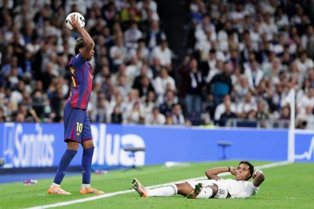 La liga - Real Madrid vs Barcelona MADRID, SPAIN - October 26:Lamine Yamal of Barcelona and Rodrygo of Real Madrid during the Laliga 2025 26 match between Real Madrid and Barcelona at Santiago Bernabeu Stadium. (Photo by Guille Martinez f22photo) Madrid Santiago Bernabeu Stadium Spain Copyright: xGuillermoxMartinezx