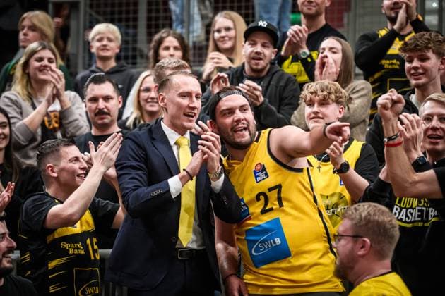 Mikko Riipinen (MHP RIESEN Ludwigsburg, Head-Coach) - Jubel mit Fans, im Fanblock GER, MHP Riesen Ludwigsburg vs. ratiopharm Ulm, easycredit BBL, Basketball, Bundesliga, 5. Spieltag, Spielzeit 2025 2026, 26.10.2025 GER, MHP Riesen Ludwigsburg vs. ratiopharm Ulm, easycredit BBL, Basketball, Bundesliga, 5. Spieltag, Spielzeit 2025 2026, 26.10.2025 Ludwigsburg Copyright: xSandyxDinkelackerx EP_SDR
