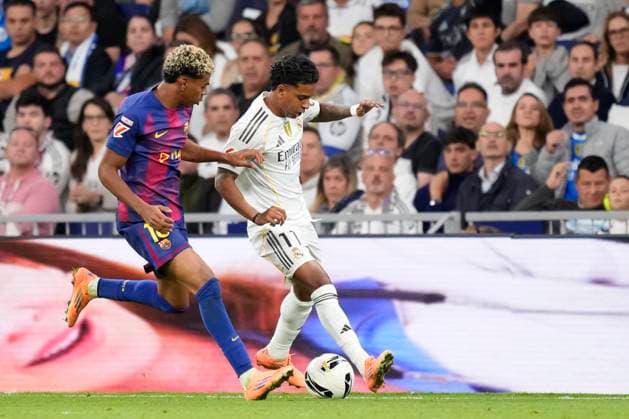 Real Madrid CF v FC Barcelona, Barca - LaLiga EA Sports Rodrygo Goes right winger of Real Madrid and Brazil and Fermin Lopez central midfield of Barcelona and Spain compete for the ball during the La Liga EA Sports match between Real Madrid CF and FC Barcelona at Estadio Santiago Bernabeu on October 26, 2025 in Madrid, Spain. Madrid Spain  Copyright: xJosexBretonx originalFilename:bretonhernandez-realmadr251026_np4ar.jpg