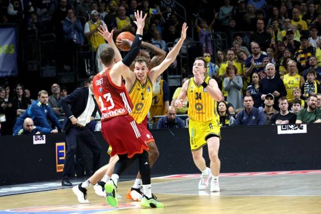 DEU, easyCredit BBL, ALBA vs. Bayern Muenchen, 26.10.2025, Uber-Arena, Berlin, DEU, easyCredit BBL, ALBA vs. Bayern Muenchen, im Bild MALTE DELOW (ALBA Berlin 6), Justin Bean (ALBA Berlin 34), Andreas Obst (FC Bayern Muenchen 13)