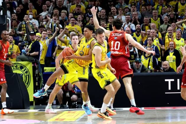 DEU, easyCredit BBL, ALBA vs. Bayern Muenchen, 26.10.2025, Uber-Arena, Berlin, DEU, easyCredit BBL, ALBA vs. Bayern Muenchen, im Bild Jack Kayil( ALBA Berlin 7), Martin Hermannsson (ALBA Berlin 15), Justinian Jessup (FC Bayern Muenchen 10)